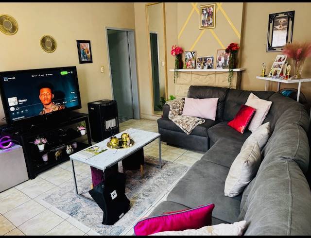 2 BEDROOM HOUSE FOR SALE IN KENILWORTH